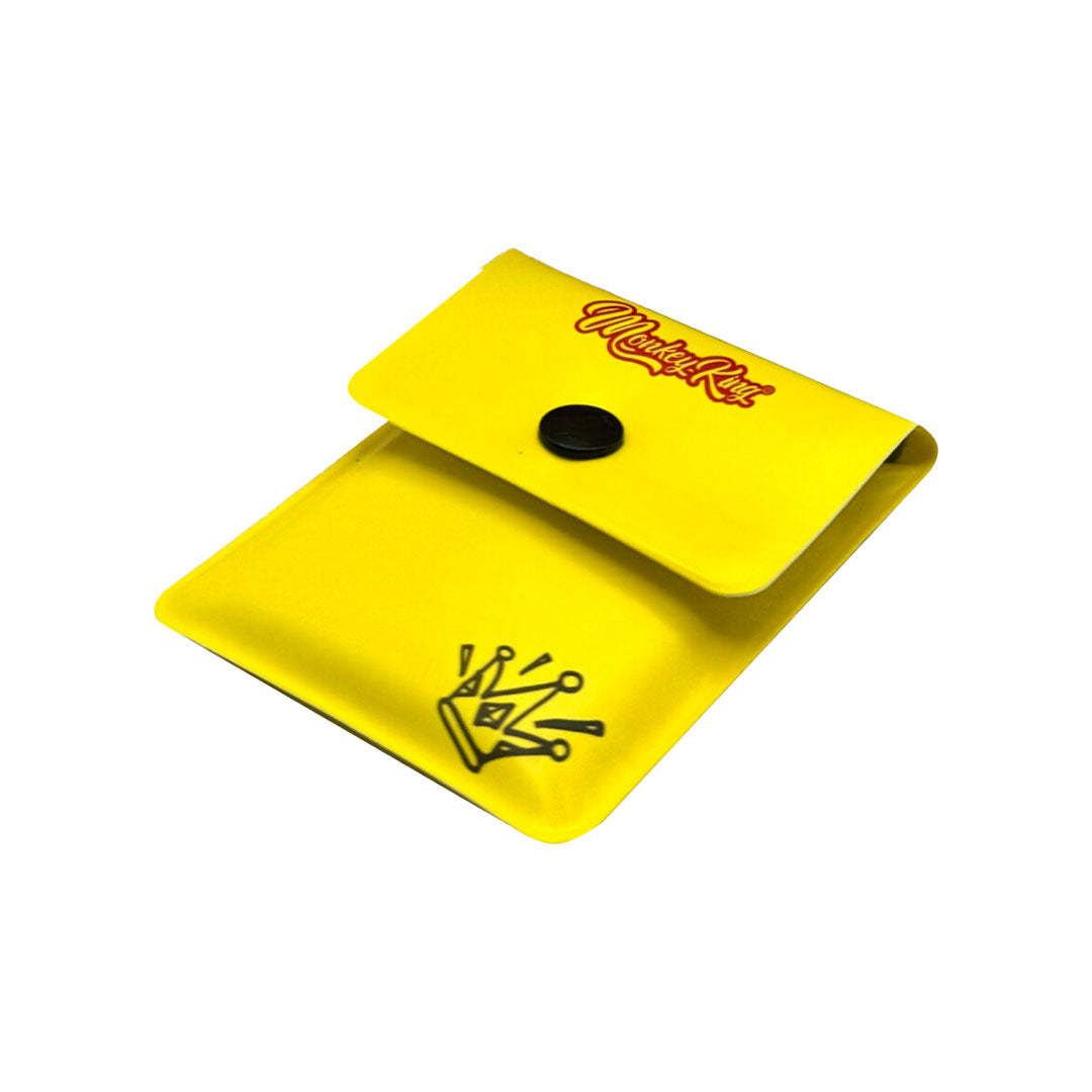 Posacenere tascabile Monkey King Pocket Ashtray giallo con bottone nero, logo e corona sul fronte | GrowLab